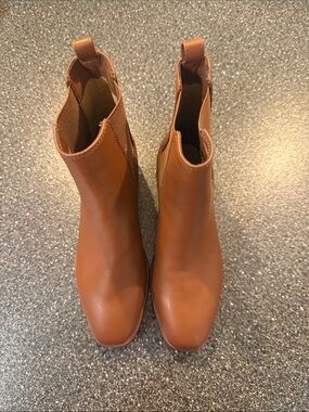 Women's Like New J Crew Chelsea Ankle Boots in Cognac Brown - size 6